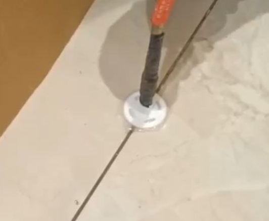蜀山瓷砖空鼓维修公司专业解答瓷砖在铺贴过程中，如果没有涂抹均匀到位的粘结材料（如水泥砂浆或瓷砖胶），可能会导致以下问题